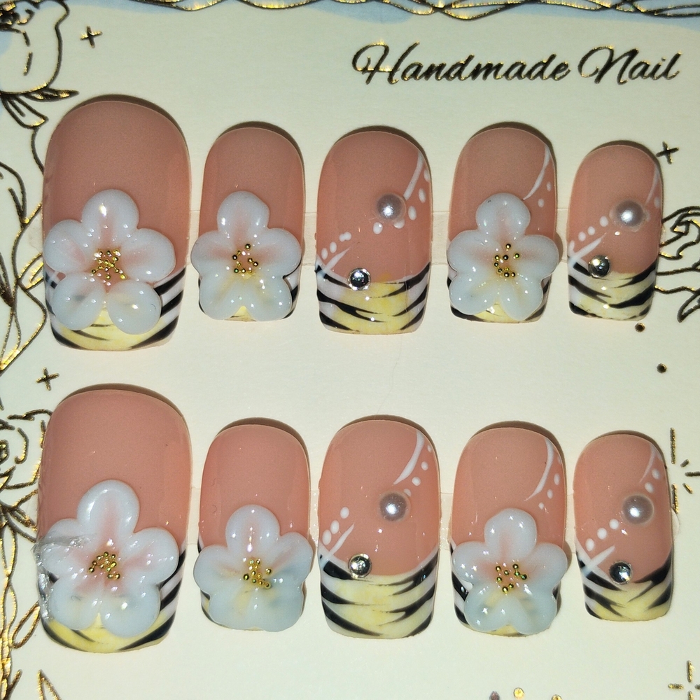 Handmade Floral Nail Art Set - Light Yellow and White